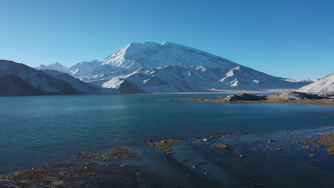 新疆喀拉库勒湖慕士塔格峰雪山风光